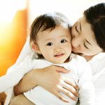 is it safe for a mother to kiss her baby photo