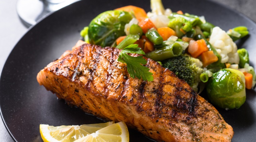 You are currently viewing How Long Does Cooked Salmon Last In The Fridge? Tips & Facts